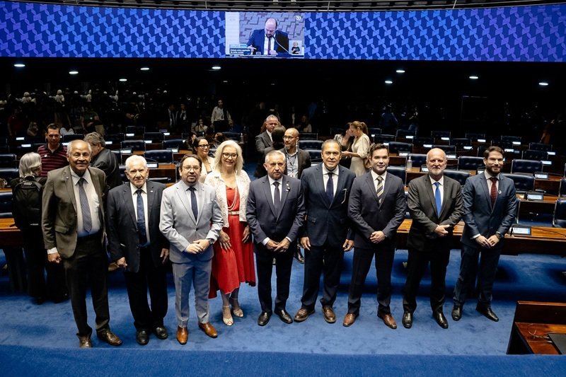 Izalci homenageia administradores e defende valorização de quem faz o Brasil funcionar