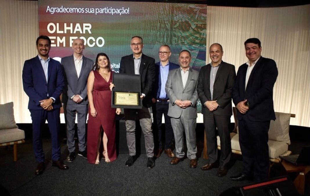 Dr. Juscelino Kubitschek recebe prêmio por 500 cirurgias de glaucoma