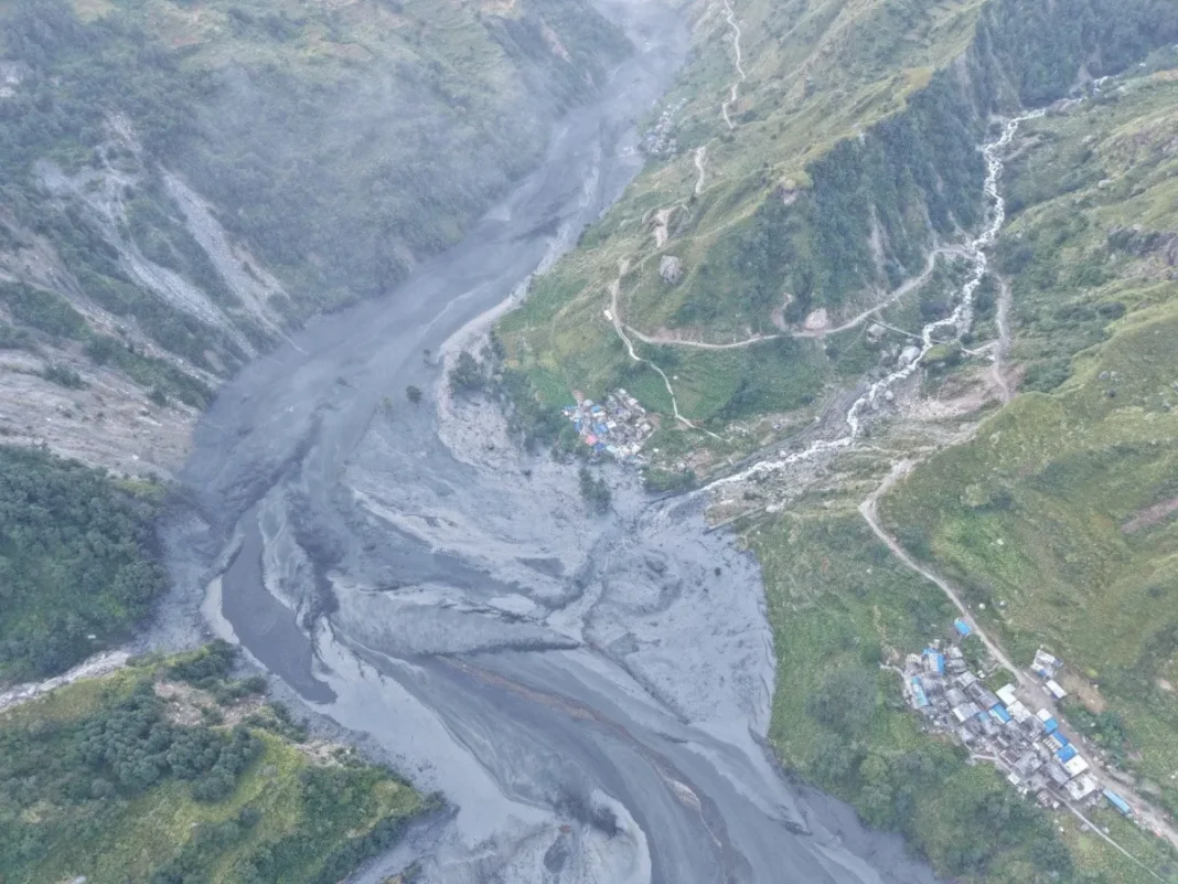 Mais de 100 turistas estrangeiros ficam isolados no Nepal
